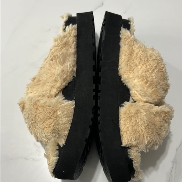 UGG Fluffy Cream Sandals - Picture 4 of 5